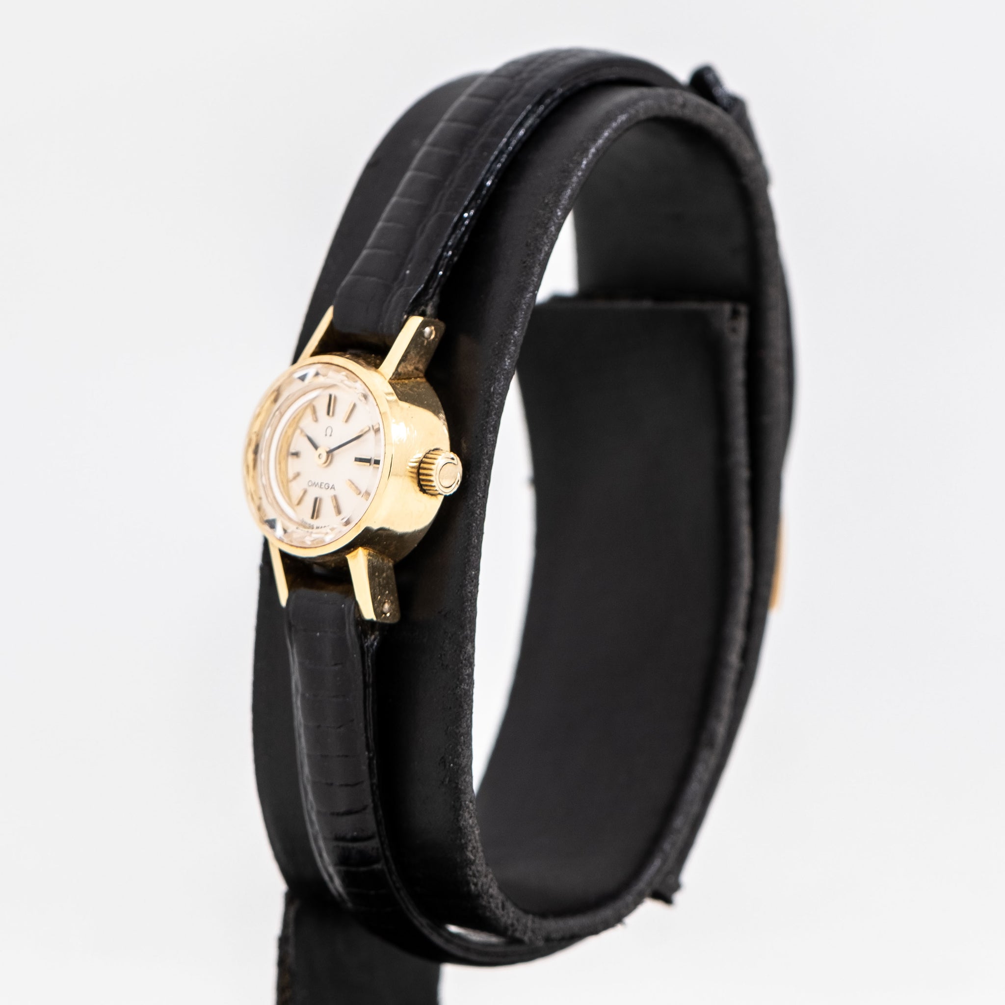 1964 Vintage Ladies Omega Solid 18k Yellow Gold Watch  display picture 1