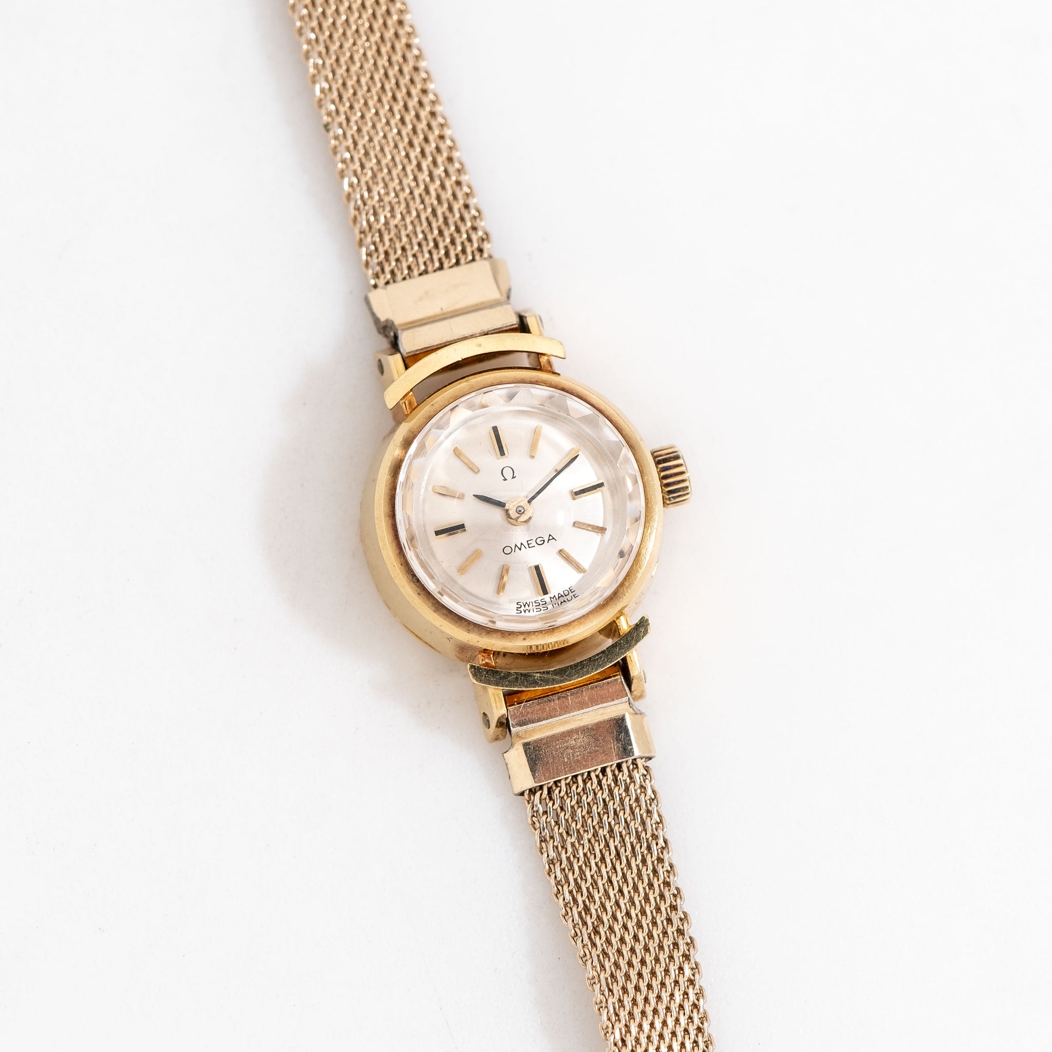 1967 Vintage Ladies Omega Solid 18k Yellow Gold Watch  display picture 1